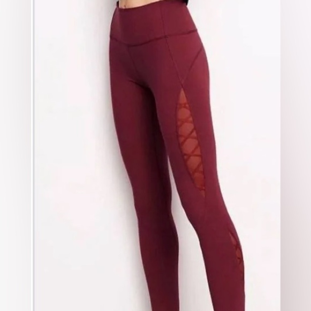 EUC Victoria’s Secret Sport “Knockout” tights. Burgundy. Size S.